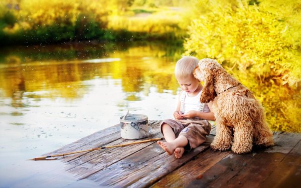 Дети на берегу реки