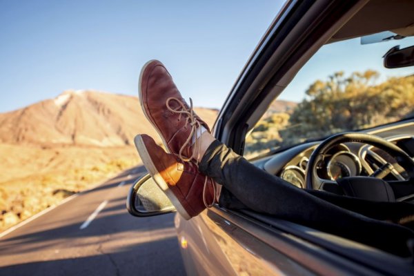 Машина на дороге