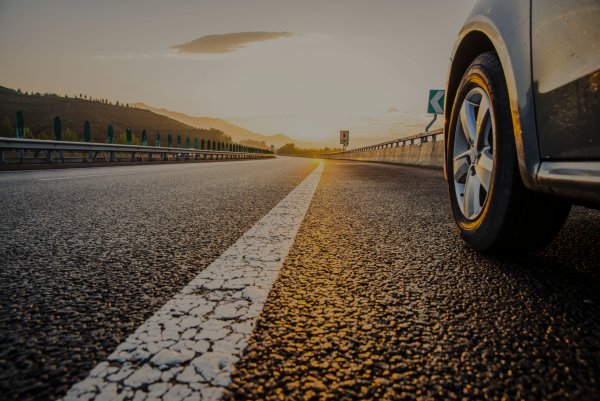 Девушка едет на машине