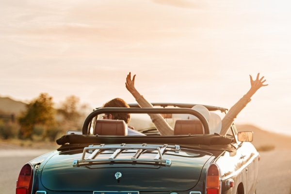 Машина едет по дороге