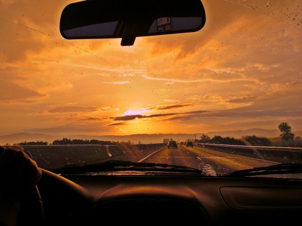 Утро на дороге в автомобиле