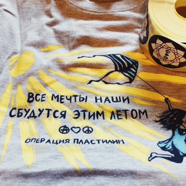 Девушка мечтает о море