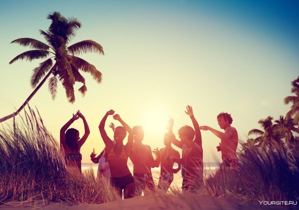 Счастливые дети на море