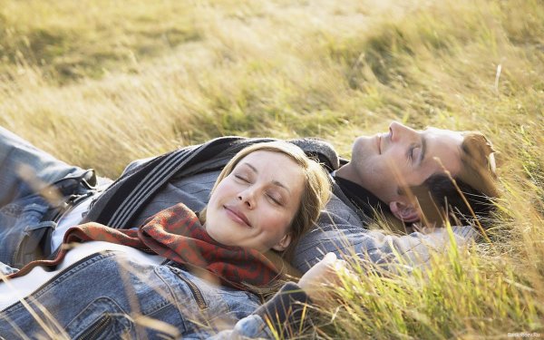 Парень и девушка в поле