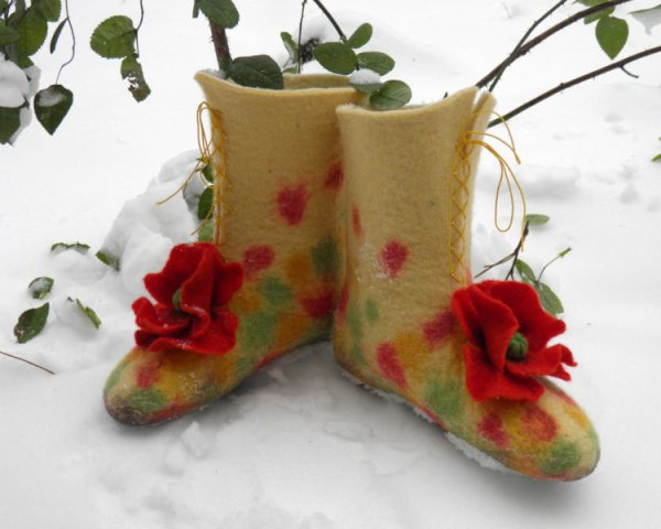 В шубе на пляже летом