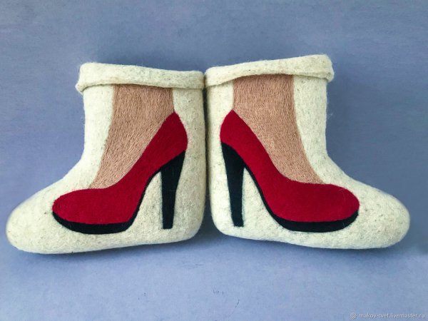 Девушка в валенках и шапке ушанке