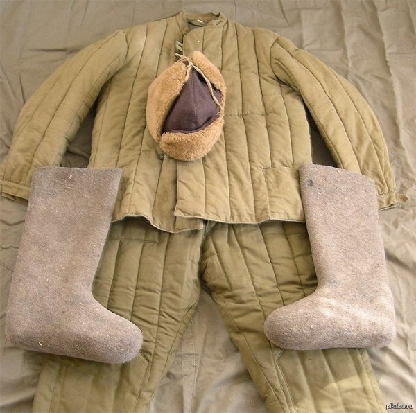 Валенки на снегу