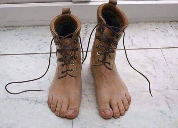 Резиновые сапоги в виде ног