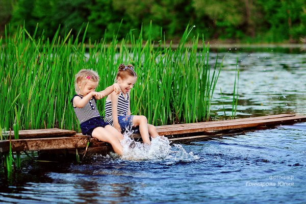 Дети на речке веселятся