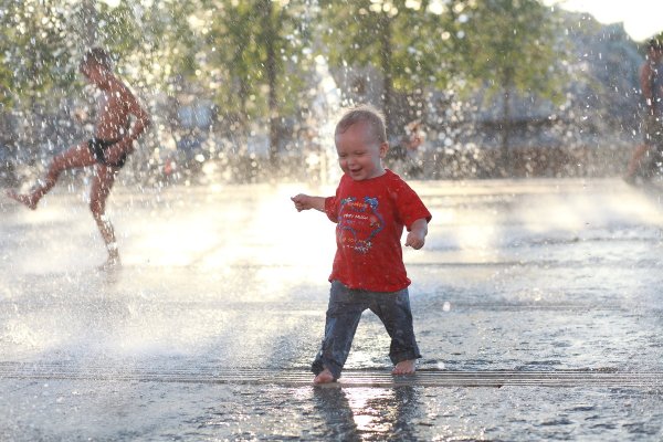 Мальчик под дождем