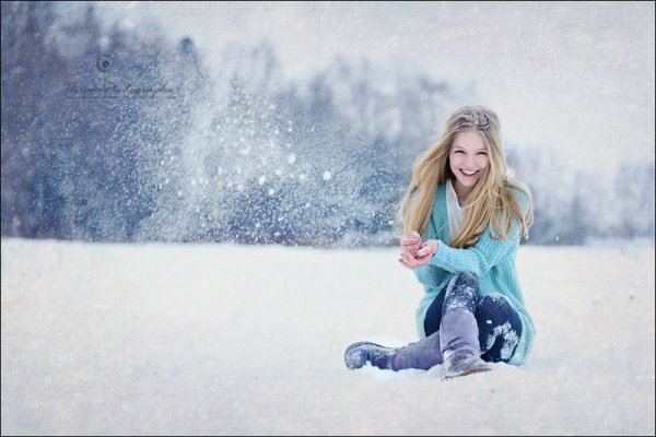 Девушка в зимнем лесу