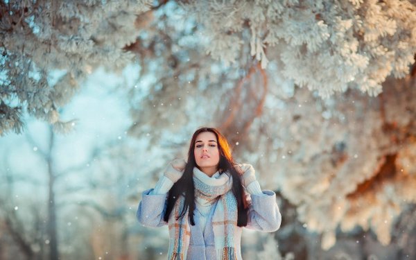 Девушка в снегу