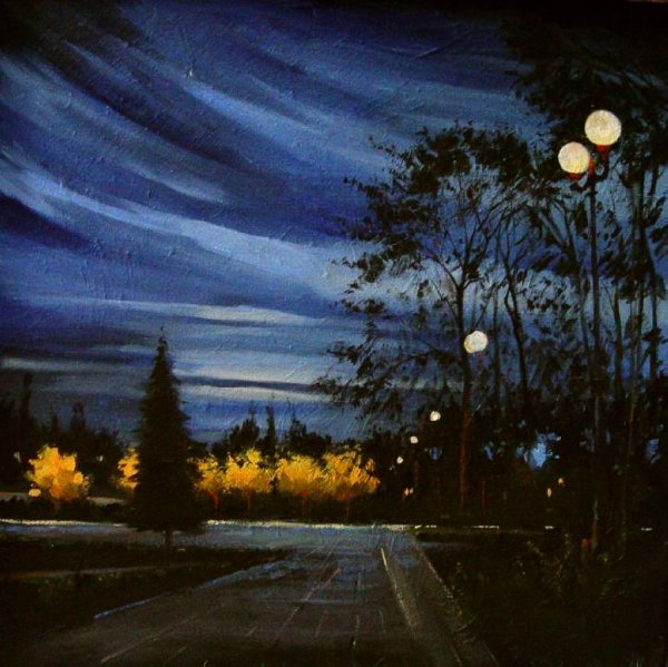 Ни ветерка ни крика птицы над рощей красный диск Луны