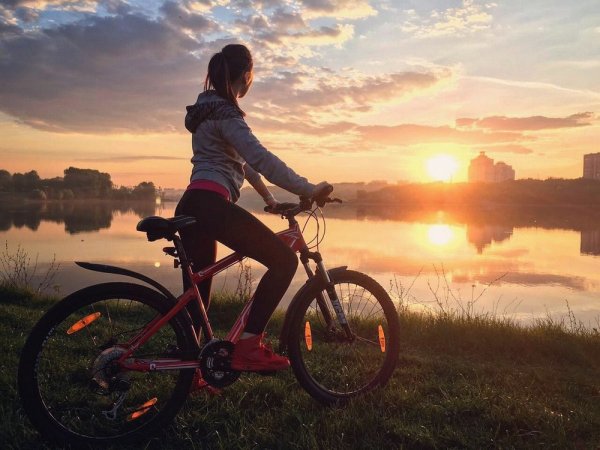 Девушка катается на велосипеде