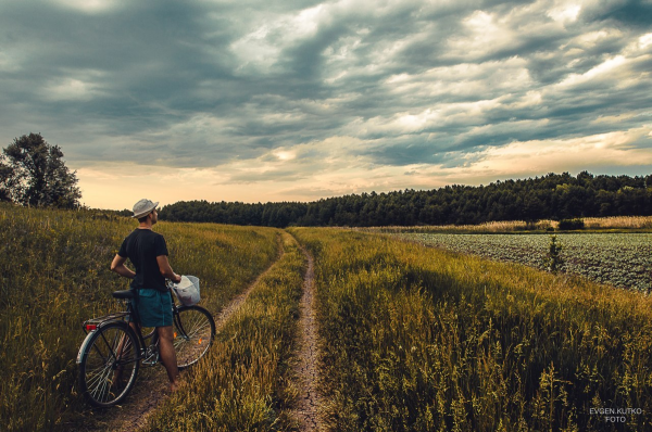 Фотосессия с велосипедом в поле