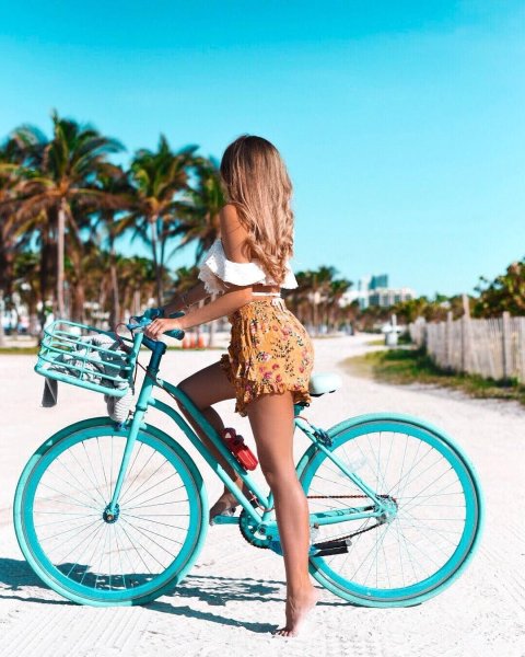 Красивые девушки на велосипеде