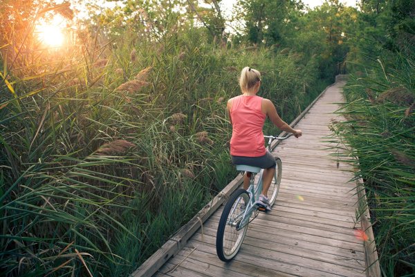 Девушка в шляпе на велосипеде