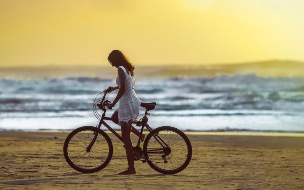Девушка на велосипеде