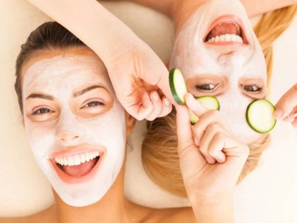 Красивое загорелое лицо