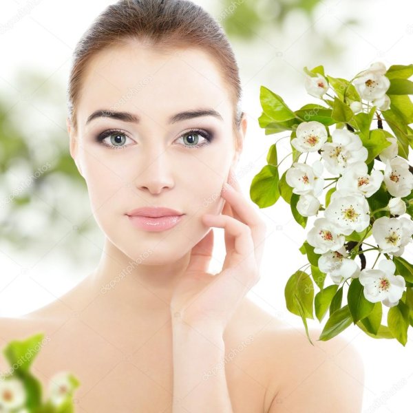 Девушка мажется кремом