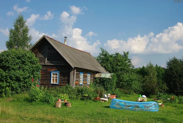 Деревенский домик летом