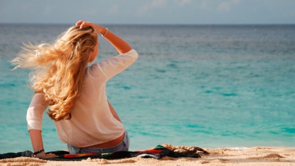 Блондинка со спины в лесу