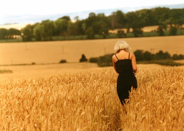 Красивые блондинки со спины на море