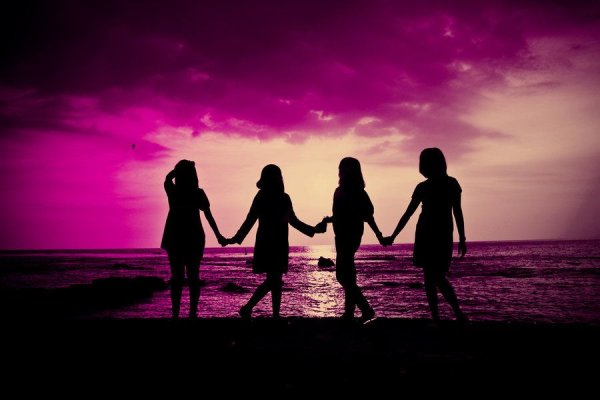 Четыре девушки на закате