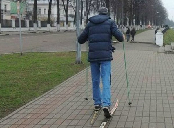 На асфальте в лыжи обутый