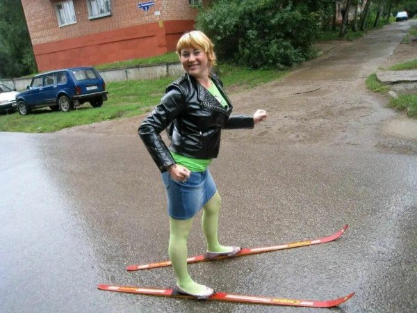 Девушка на лыжах по асфальту