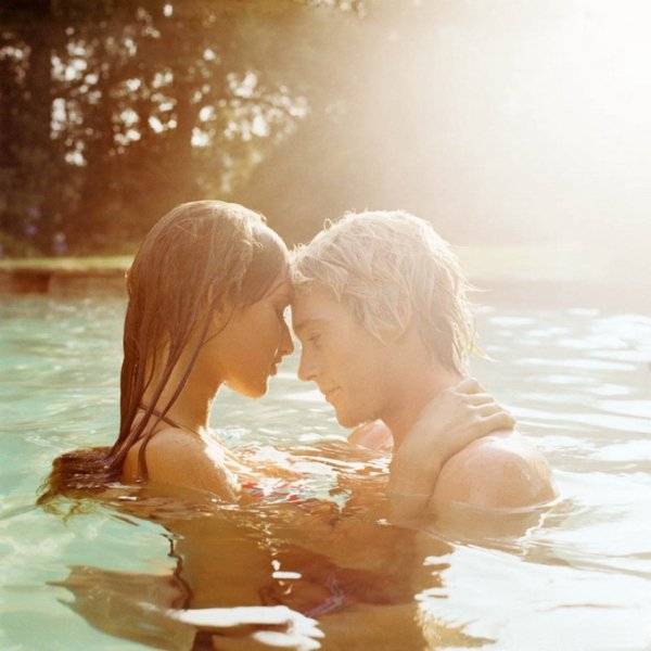 Парень и девушка в воде