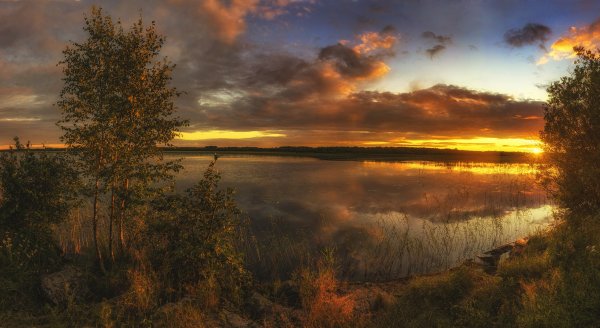 Красивый закат над озером