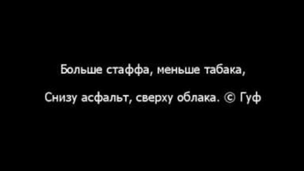 Девушка бежит к морю