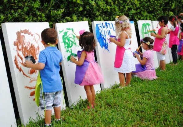 Дети занимаются творчеством