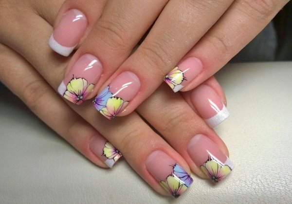 Маникюр френч цветной с бабочками