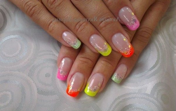 Французский маникюр с ярким лаком