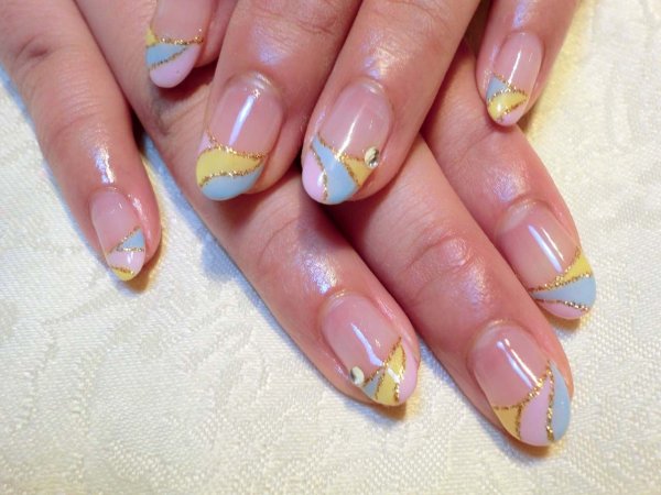 Маникюр френч цветной с золотом