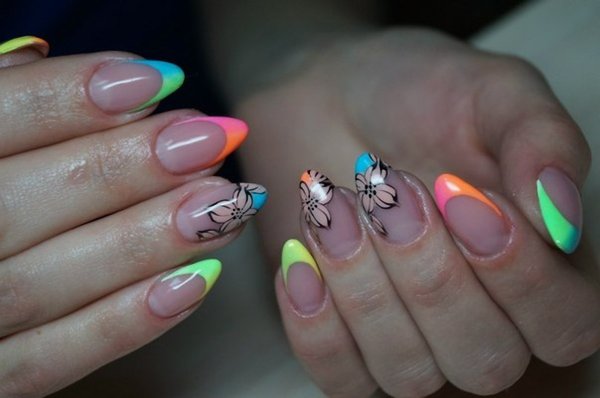 Разноцветный френч на овальных ногтях