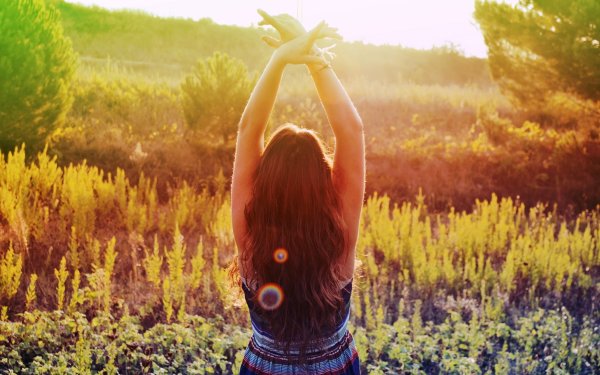 Девушка в поле