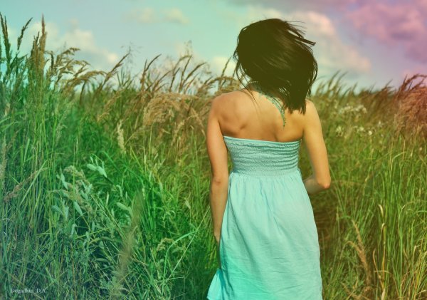 Девушка в маковом поле