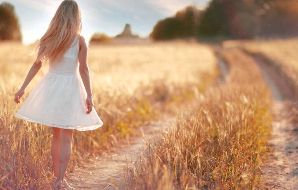 Девушки в парке летом