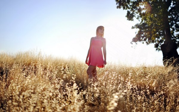 Девушка в белой шляпе