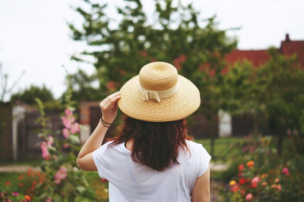 Счастливая девушка в поле