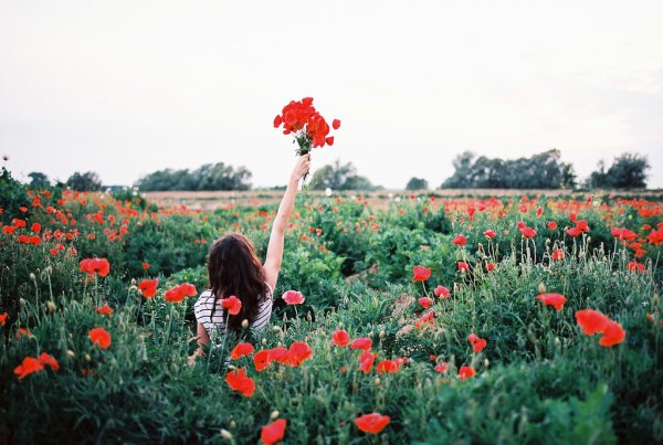 Девушка со спины с поднятыми руками