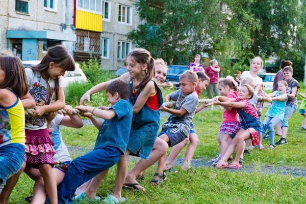 Дети во дворе