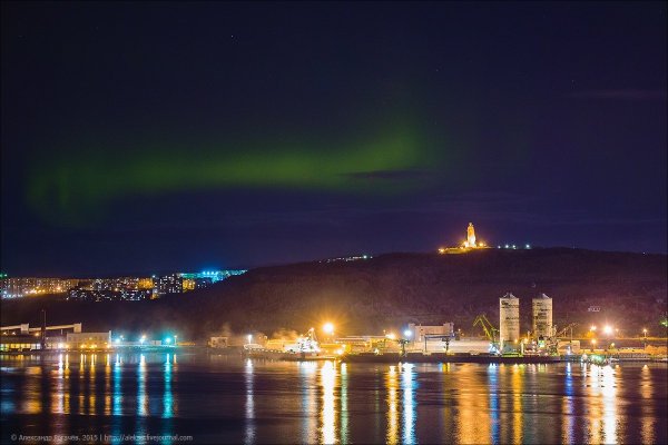 Северное сияние и памятник Алеша Мурманск