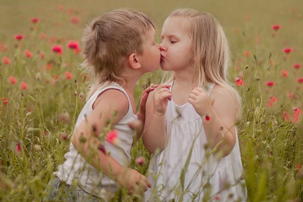 Поцелуй мальчика и девочки