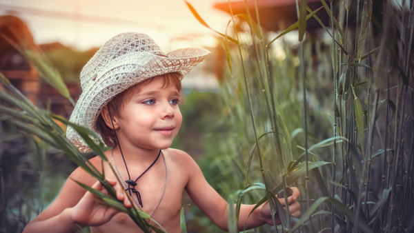 Мальчик на природе