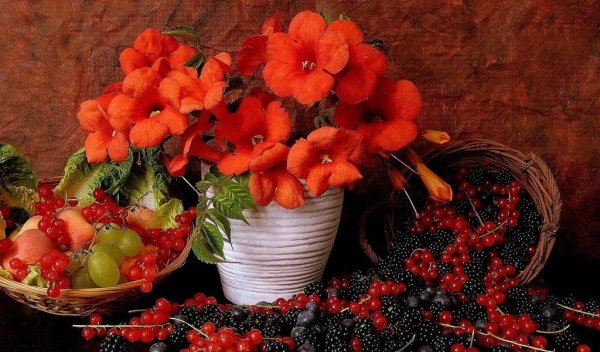 Фрукты и ягоды в вазе