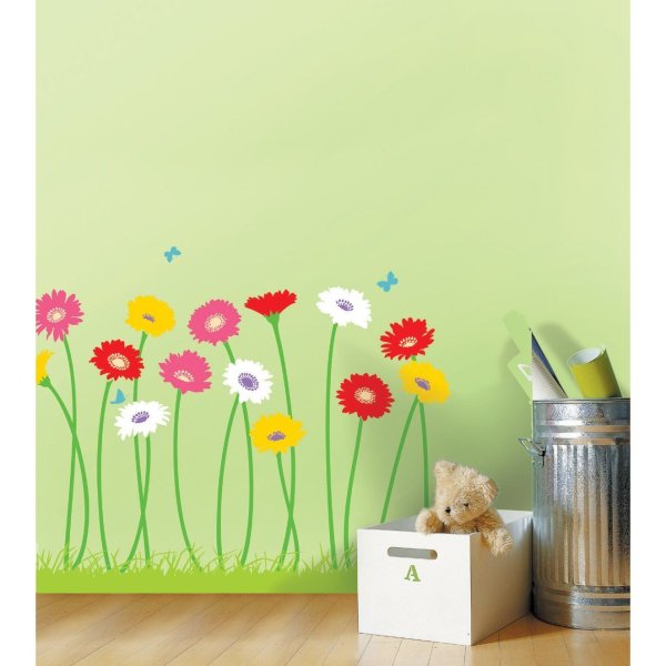 Цветы на стене в детском саду